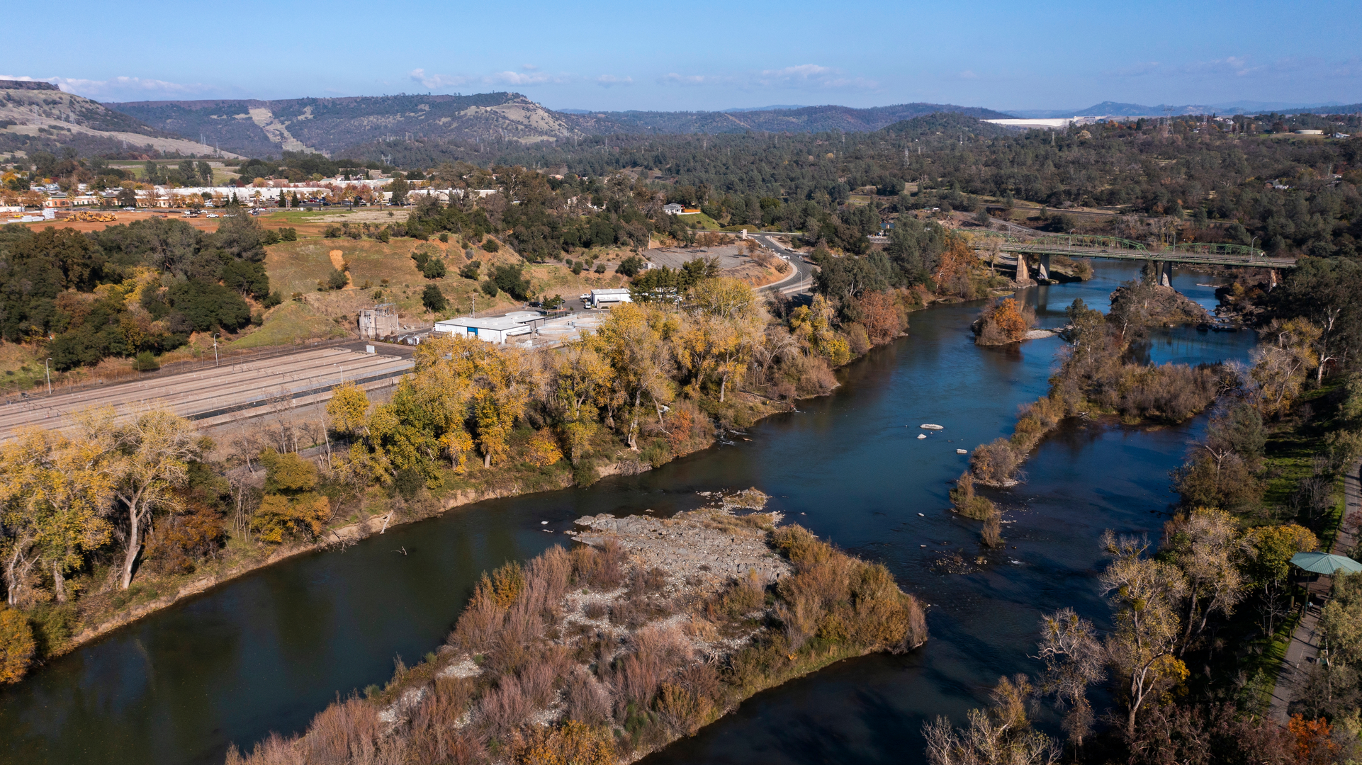 An image depicting the trail Walk along Feather River and its surrounding area.