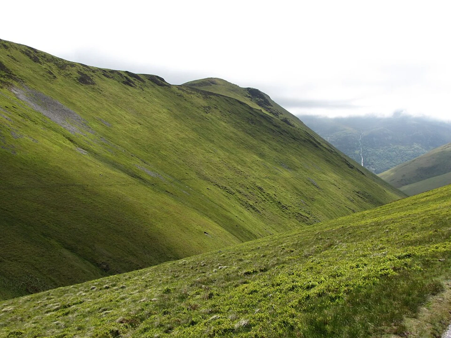 An image depicting the trail Ard Crags and its surrounding area.
