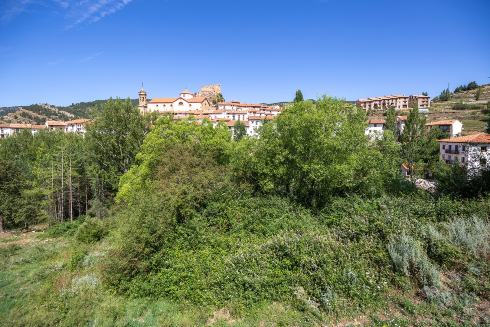 An image depicting the trail Linares de Mora - Olba PR TE 30 and its surrounding area.