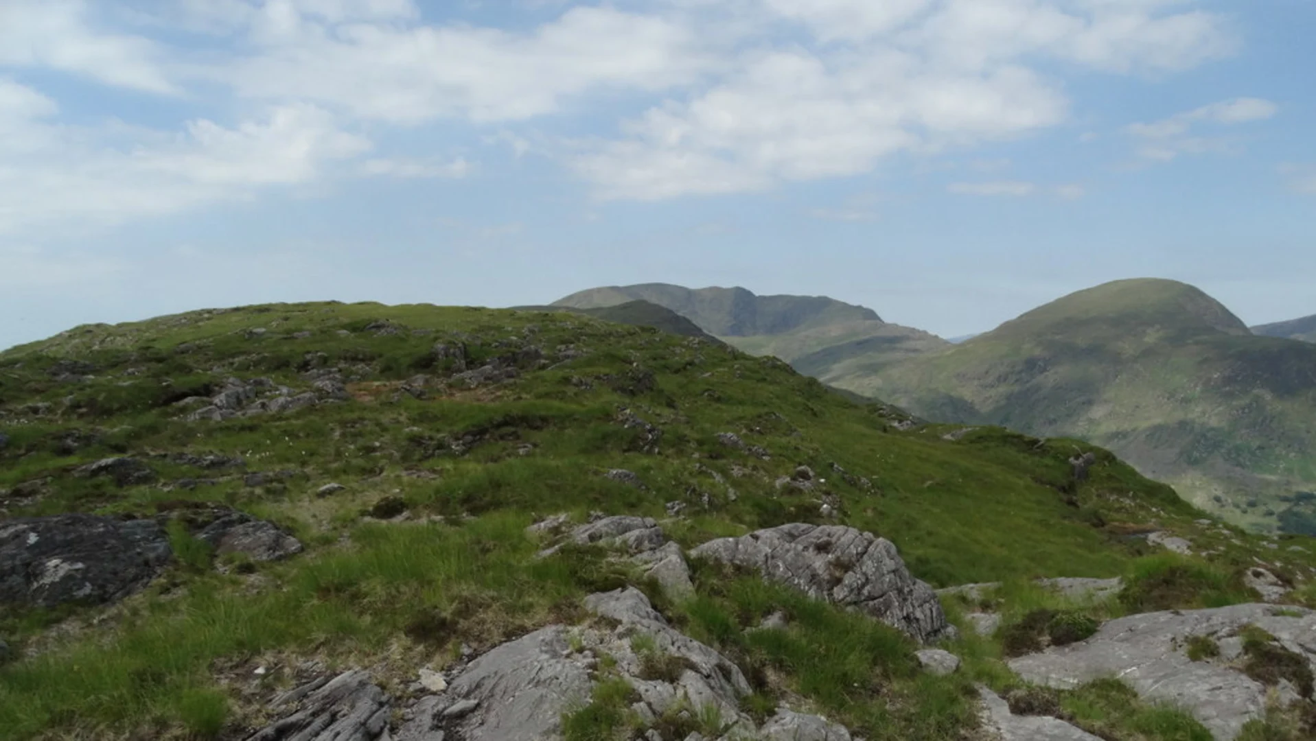 An image depicting the trail Knocknabreeda, Crossderry and Mothaillín Summit Horseshoe and its surrounding area.