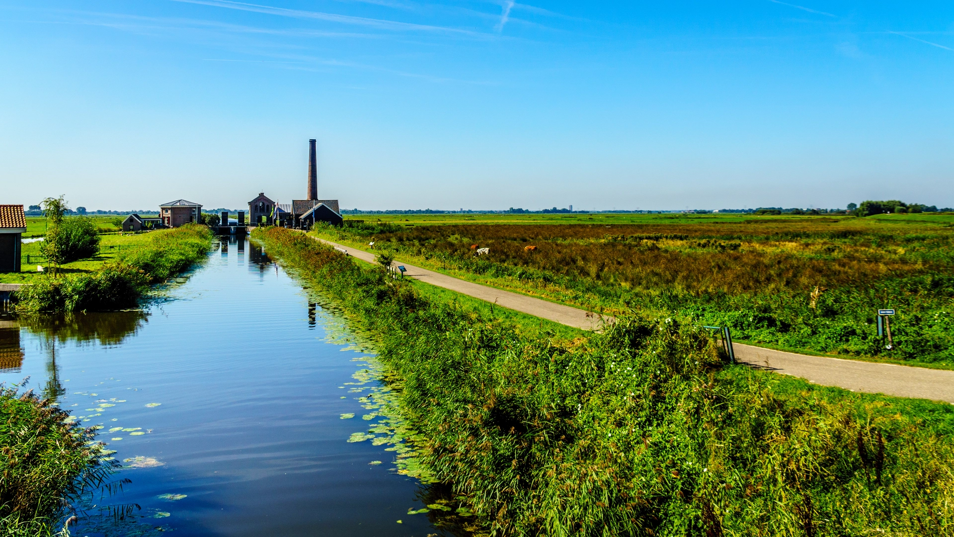 An image depicting the trail Barneveldse Weg and Oude Barneveldse Weg via Kruishaarderberg and its surrounding area.