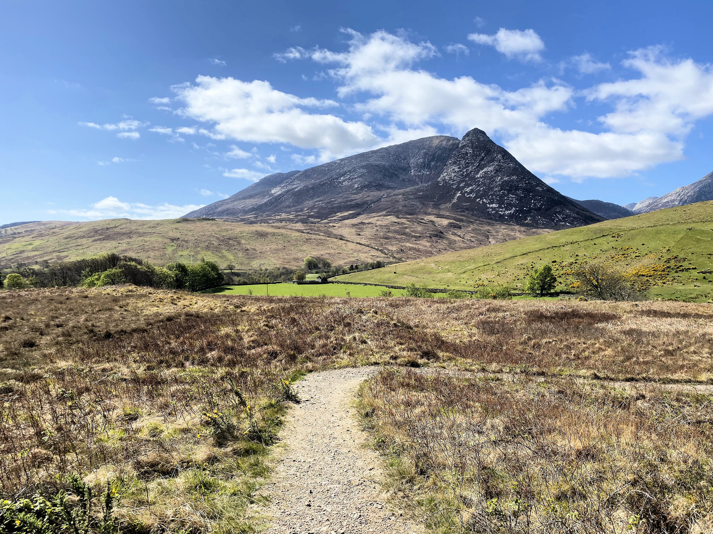 An image depicting the trail Burican Hill, Cnoc Shieveina and Cnoc a' Chapuill Loop and its surrounding area.