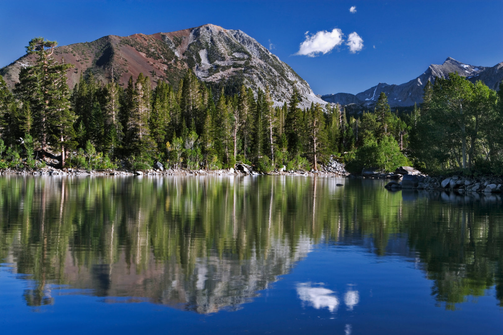 An image depicting the trail Sherwin Lakes Trail and its surrounding area.