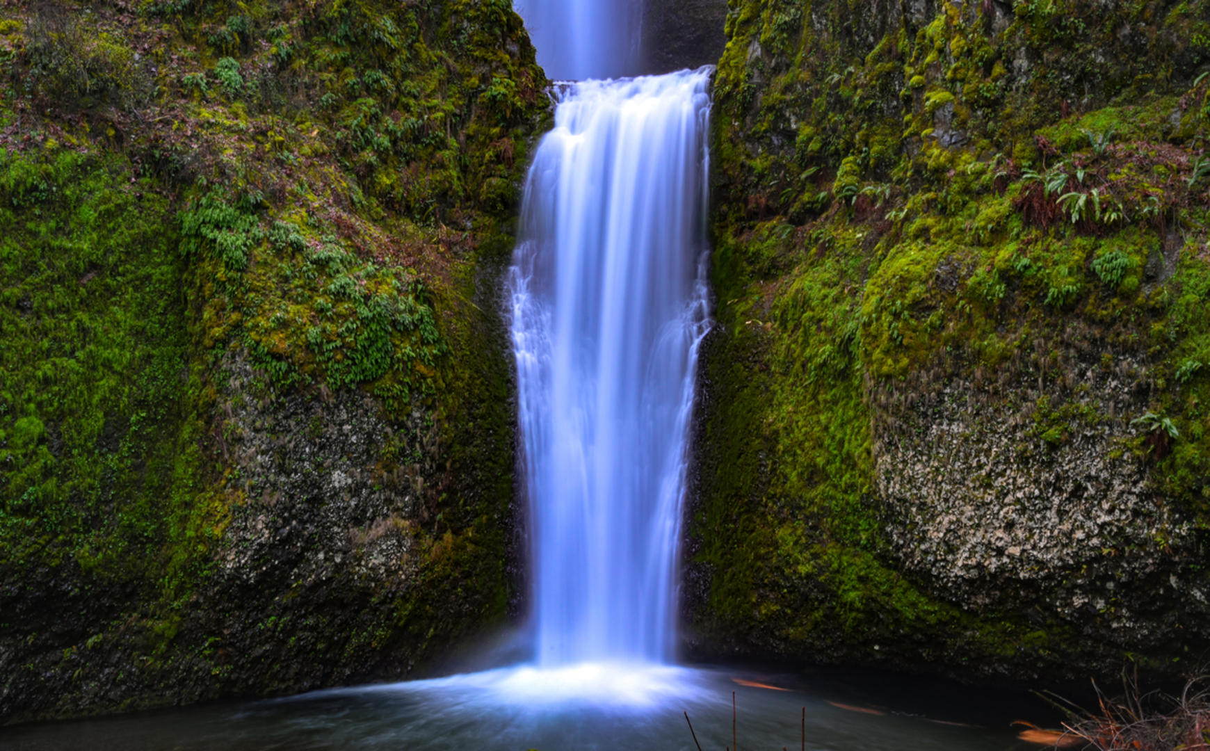 An image depicting the trail Multnomah Falls Trail and its surrounding area.