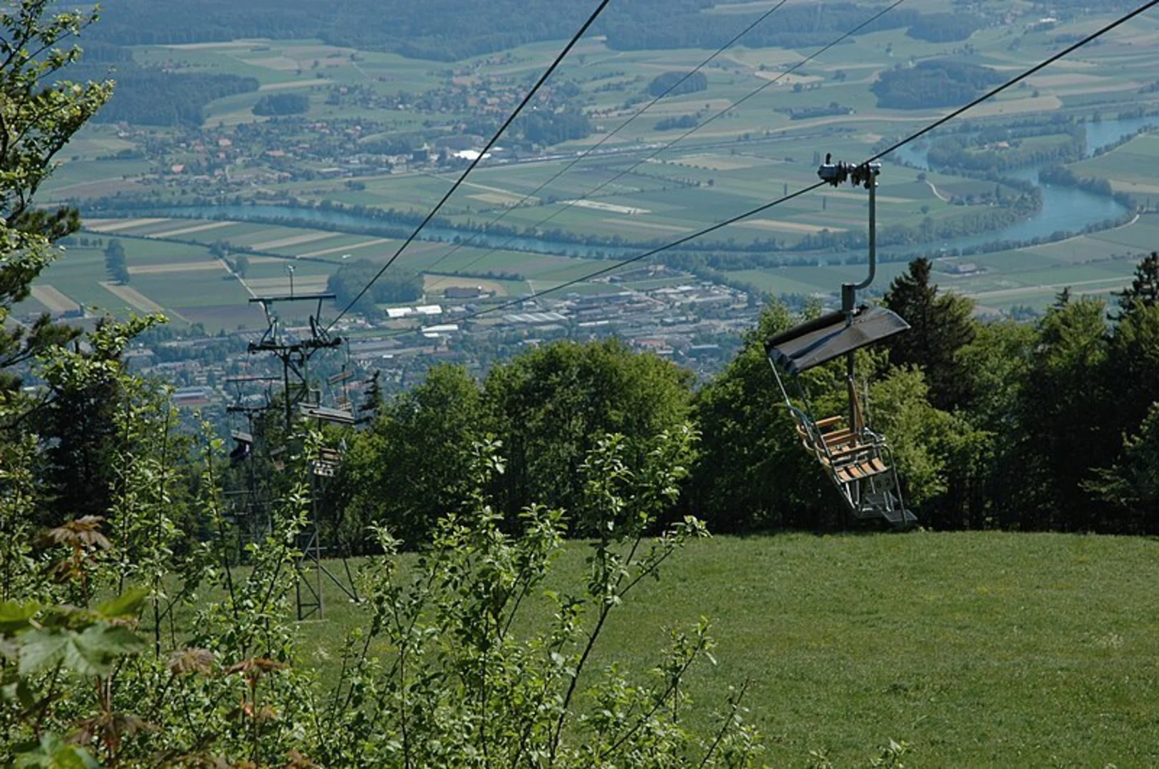 An image depicting the trail Solothurn - Weissenstein and its surrounding area.