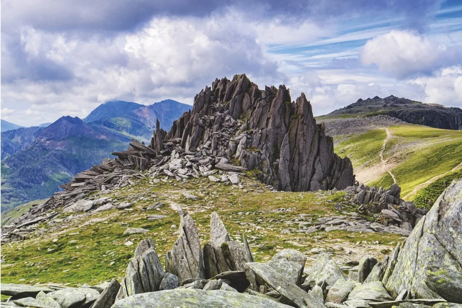 An image depicting the trail Fawr - Fach via devils kitchen and its surrounding area.