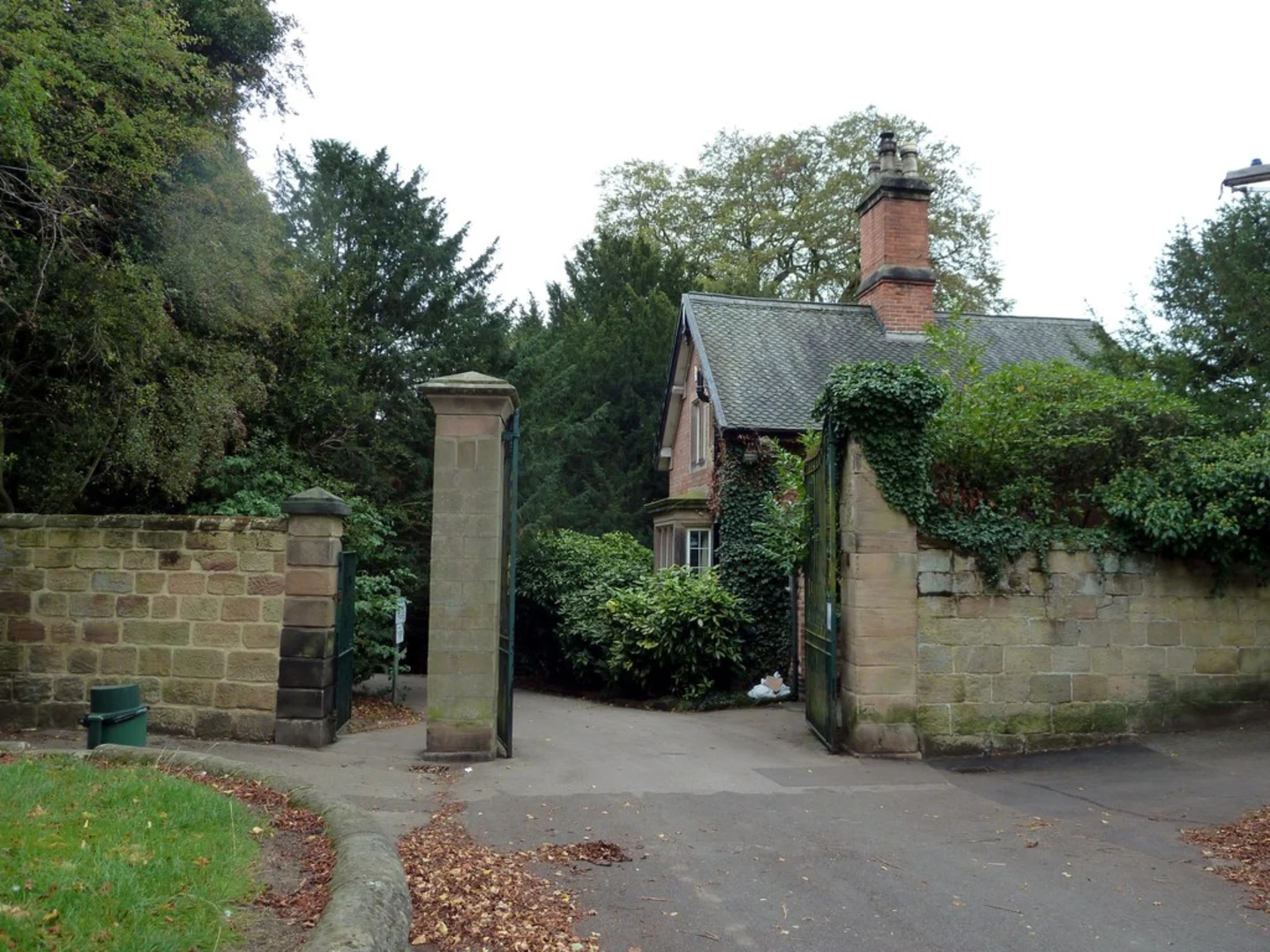 An image depicting the trail Darley Abbey Park Loop and its surrounding area.