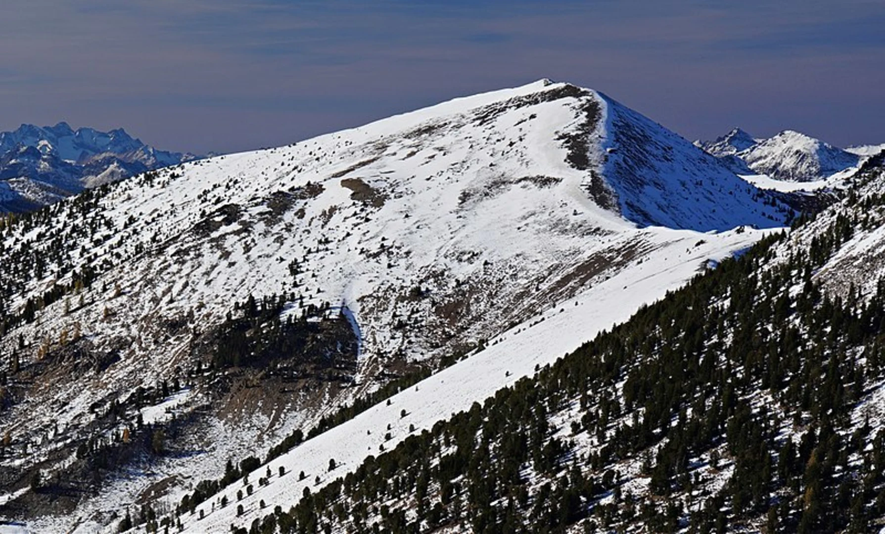 An image depicting the trail Oval Pass and Tuckaway Lake via Eagle Pass Trail and its surrounding area.