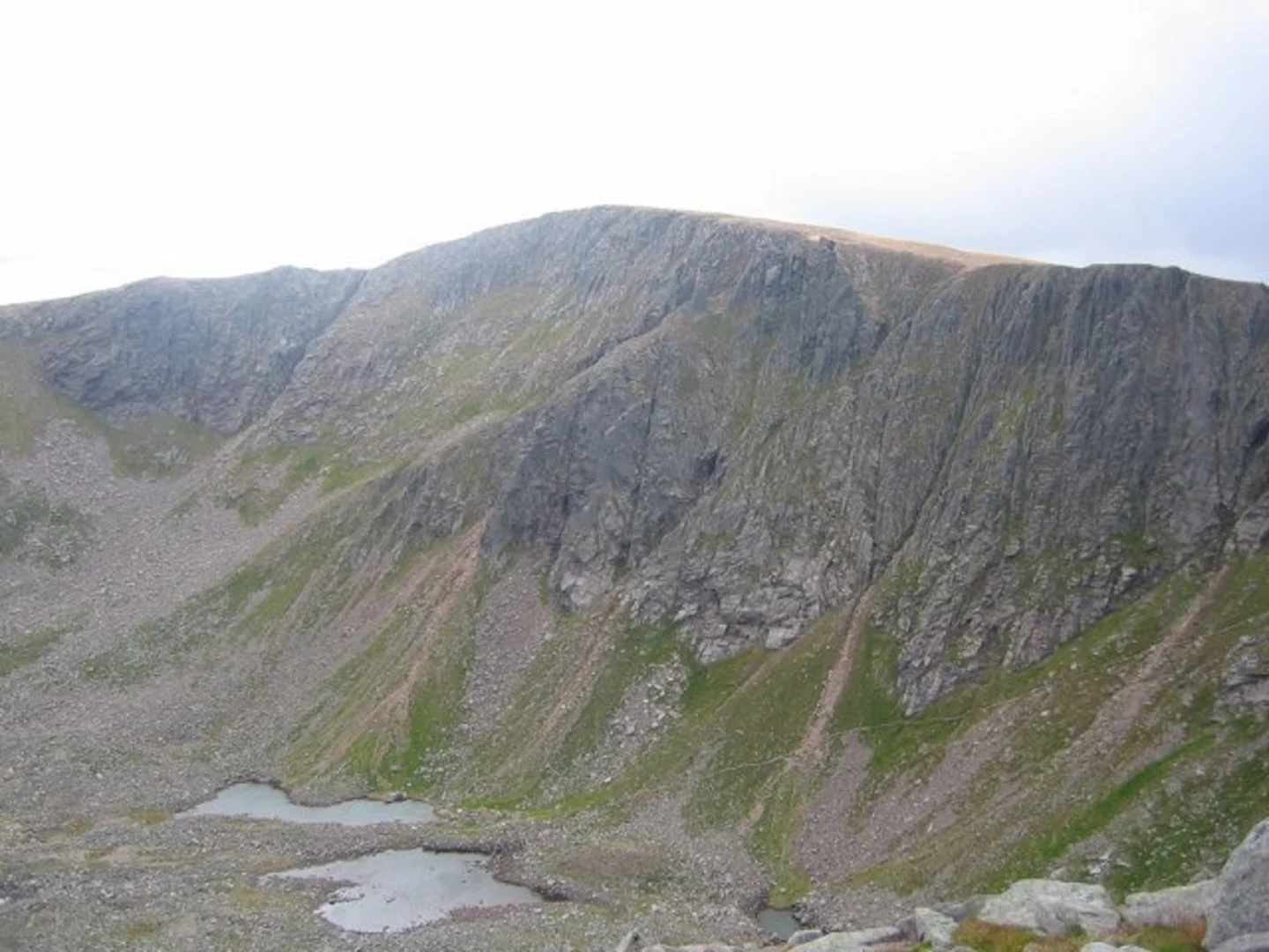 An image depicting the trail Stob Coire an t-Sneachda and Loch Avon Trail and its surrounding area.