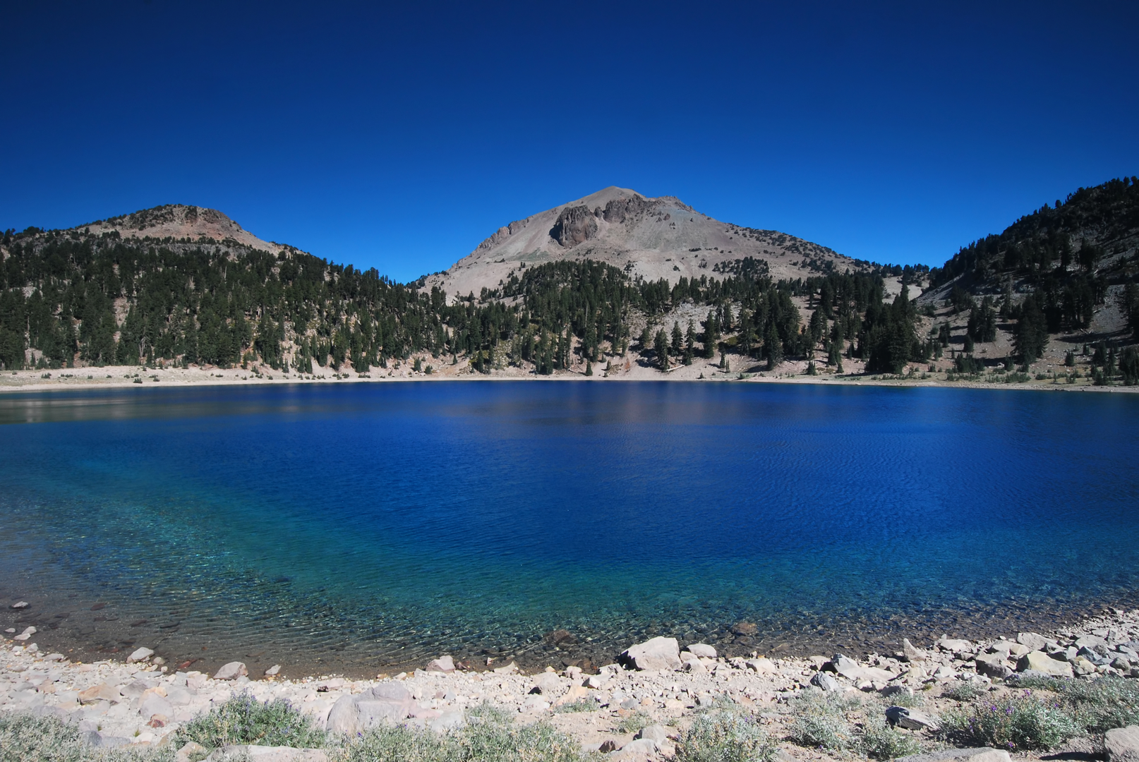 An image depicting the trail Lassen Volcanic National Park Lakes Loop and its surrounding area.