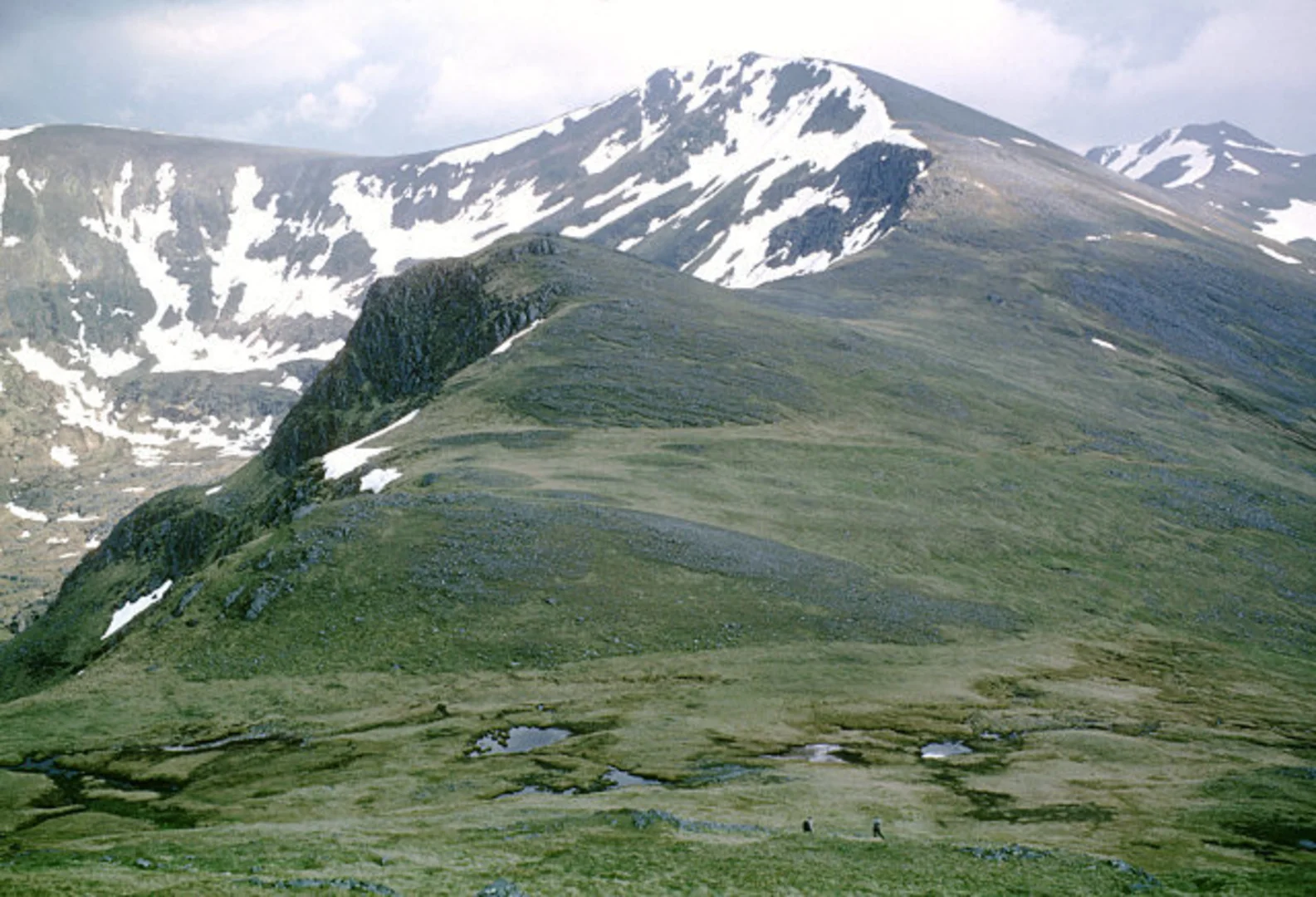 An image depicting the trail Càrn Eige via Sron Garbh and its surrounding area.