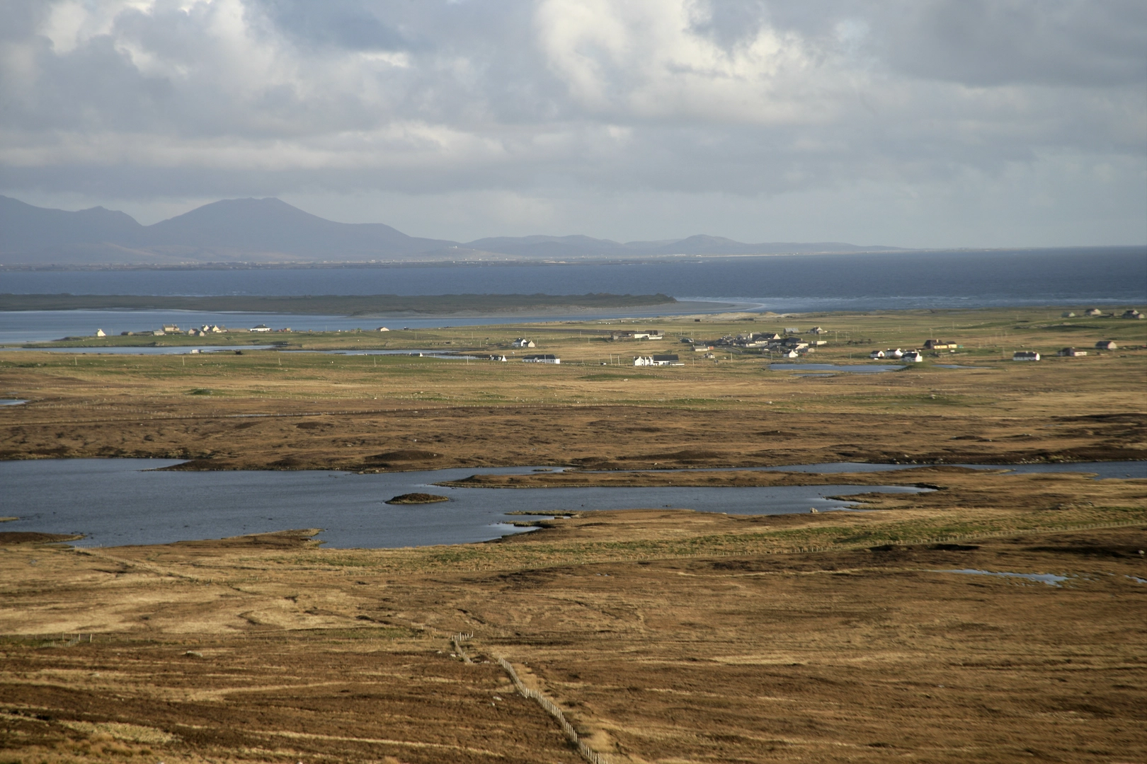 An image depicting the trail Loch Aonghais and Crogearraidh Mor from Ahmore and its surrounding area.