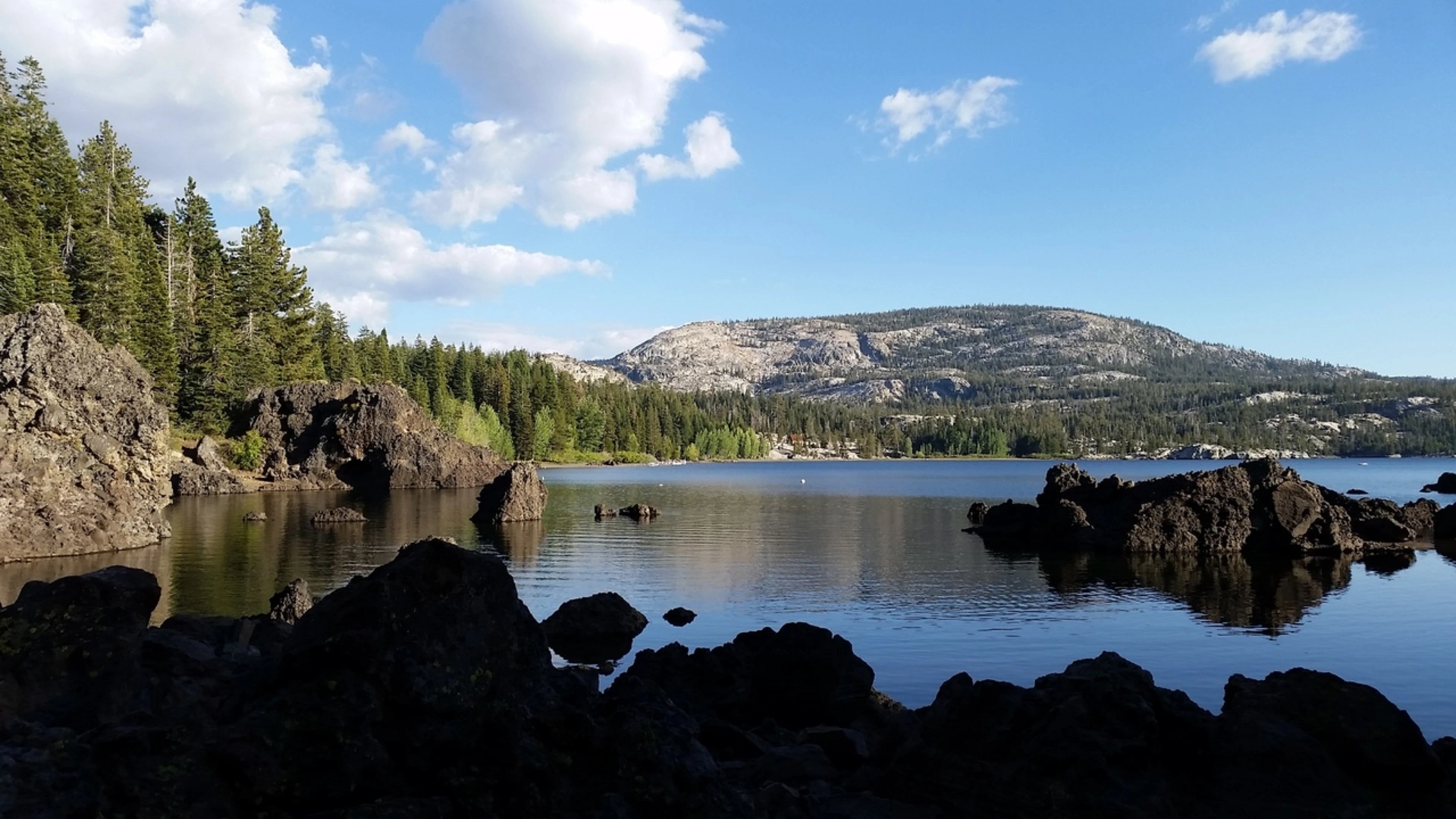 An image depicting the trail Lower Buck Lake via Bell Meadow Trail and its surrounding area.