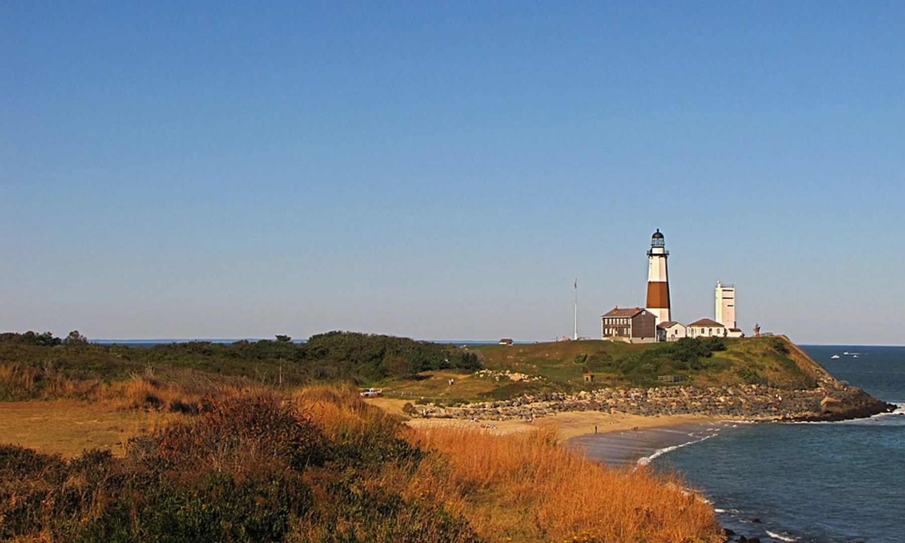 An image depicting the trail Oyster Pond Trail and its surrounding area.