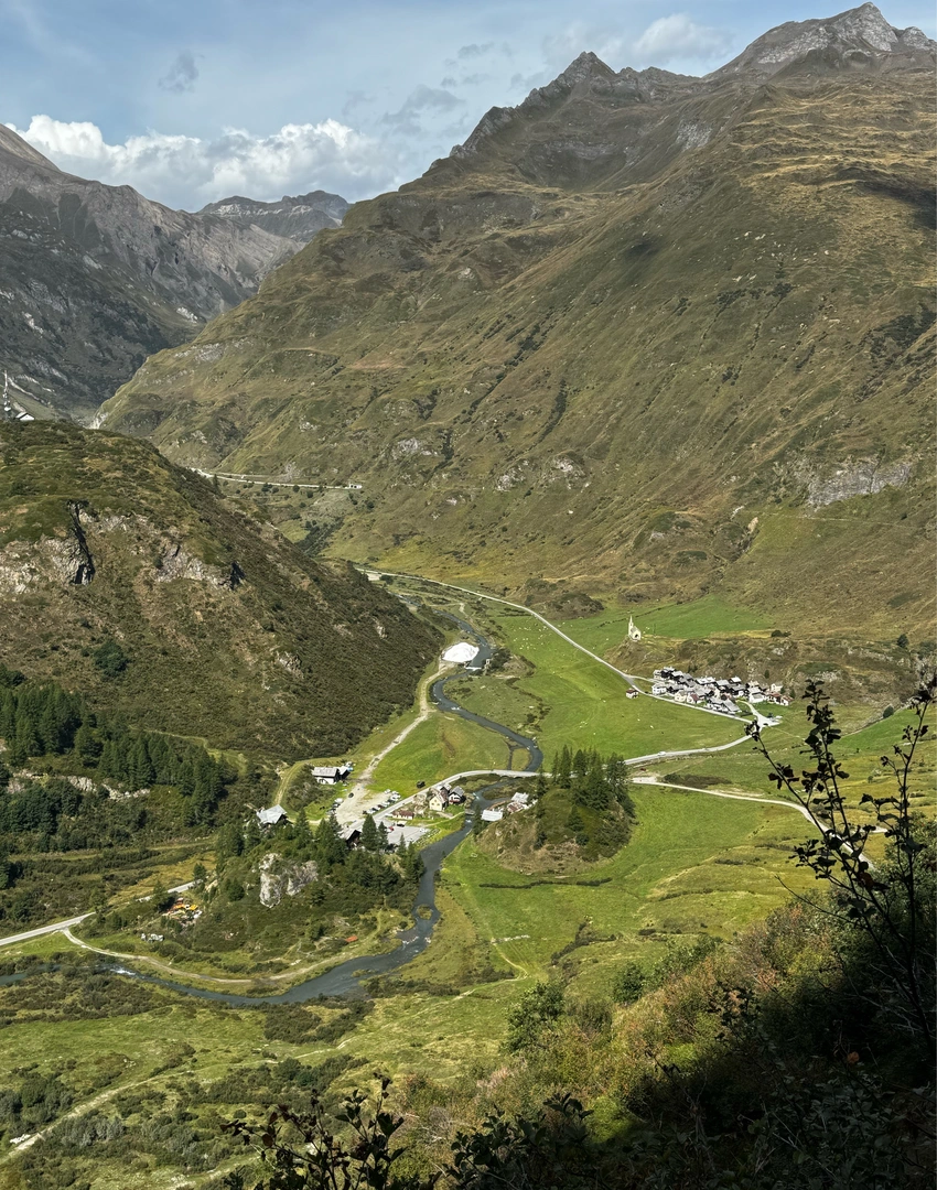 An image depicting the trail Alpe Ghigel, Lago Kastel and Lago Toggia and its surrounding area.