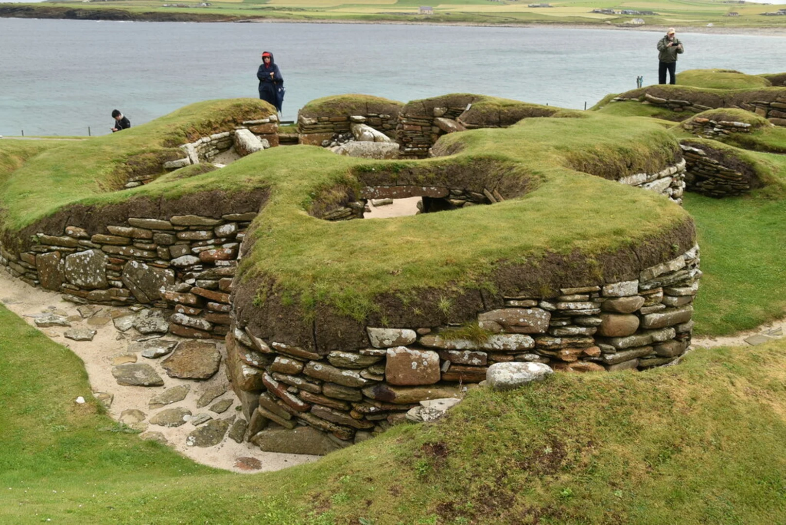 An image depicting the trail Skara Brae and the Bay of Skaill Walk and its surrounding area.