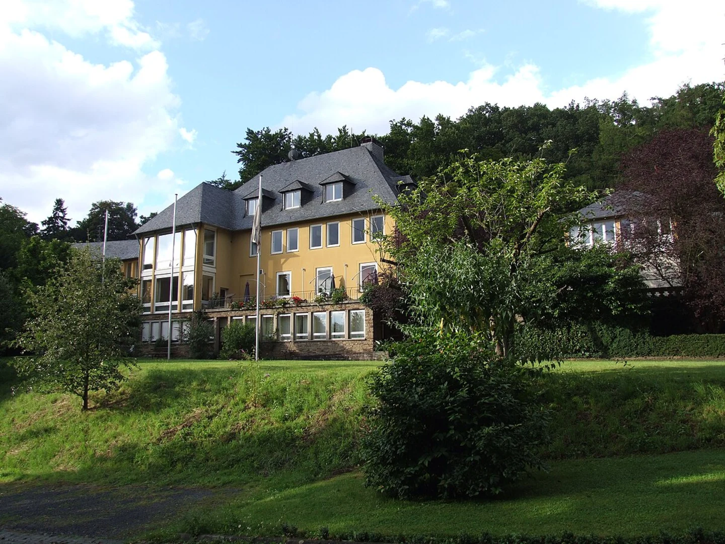 An image depicting the trail Hangarstein and Hangarsteinsee Loop via Naturparkzentrum, Naturparkweg 7 and its surrounding area.