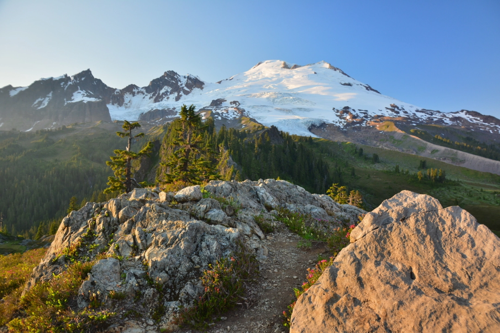An image depicting the trail Bell Pass Trail and its surrounding area.