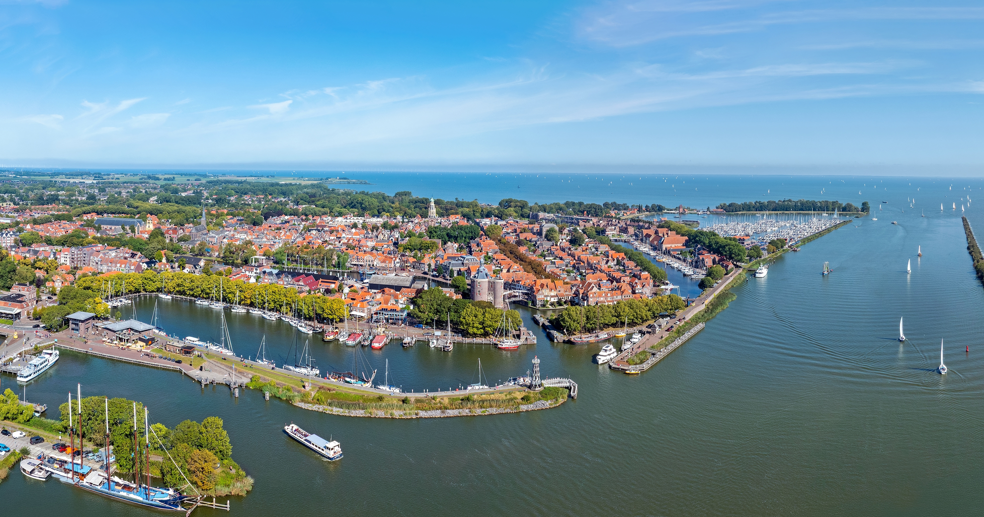 An image depicting the trail Oosterwijzend to Enkhuizen via Lutjebroker Weel and Streekbos and its surrounding area.
