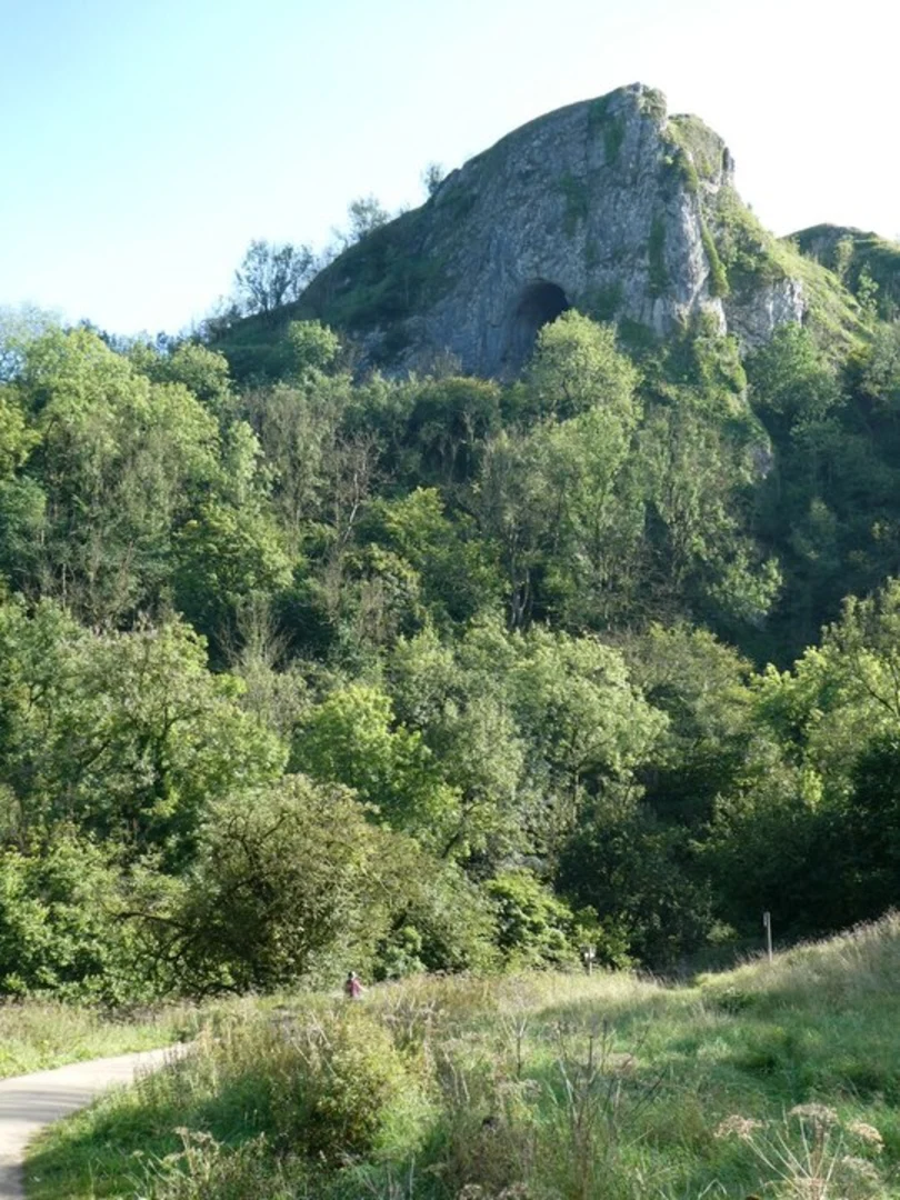 An image depicting the trail Thor's Cave Walk and its surrounding area.
