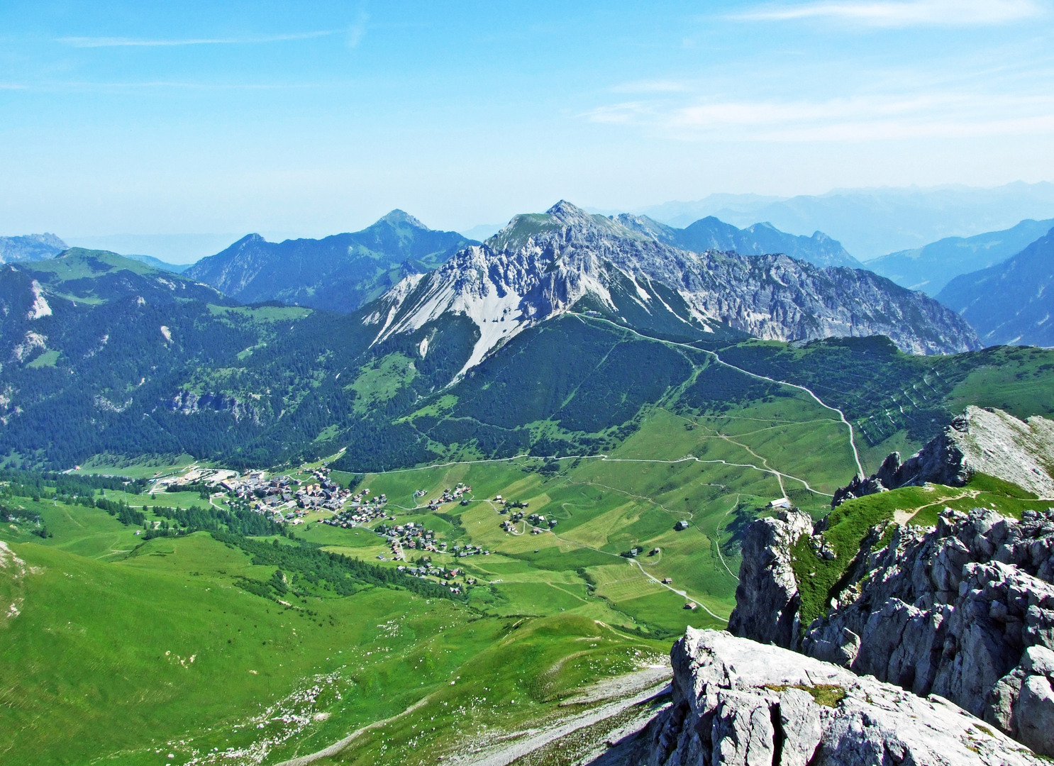 An image depicting the trail Liechtensteiner Panoramaweg and its surrounding area.