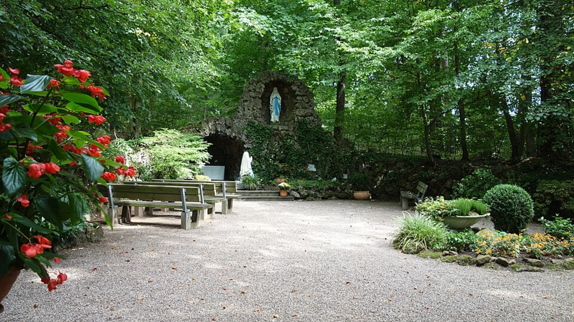 An image depicting the trail Ortswanderweg Lohr and Kulturweg Lohr and its surrounding area.