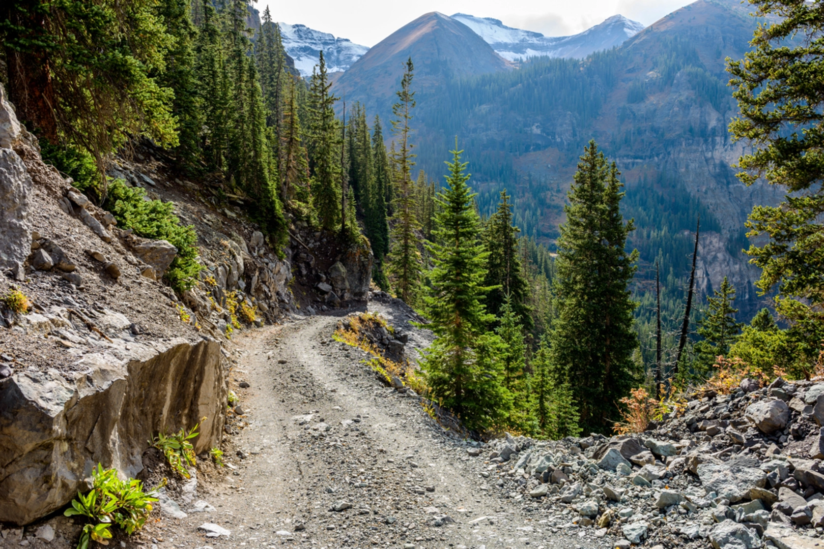 An image depicting the trail Blue Lake via Bridle Veil Trail and its surrounding area.