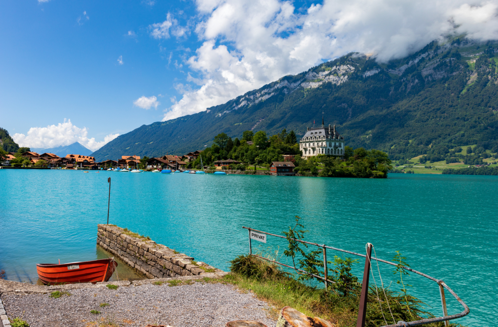 An image depicting the trail Brienzersee Drei Wasserfälleweg and its surrounding area.
