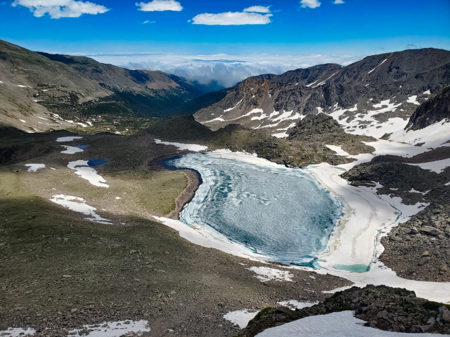 An image depicting the trail Lake Dorothy and its surrounding area.