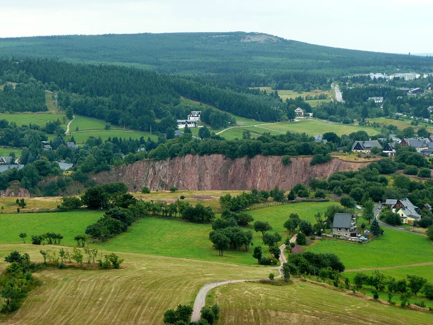 An image depicting the trail Teufelskeller and Hoher Bug Loop and its surrounding area.