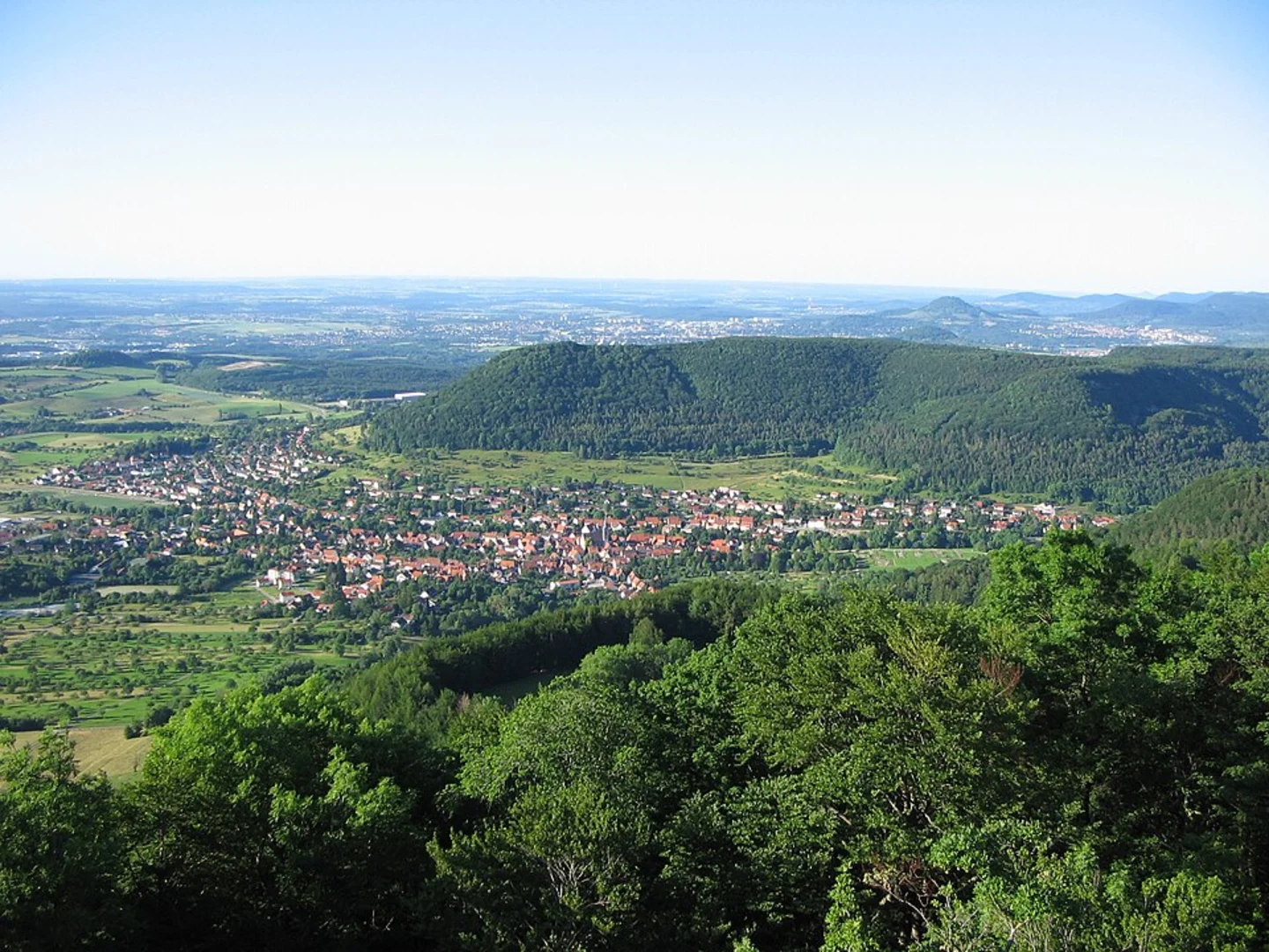 An image depicting the trail Unterer Gönninger See, Oberer Gönninger See and Roßberg Loop via Schwabische Alb Nordrand Weg and its surrounding area.