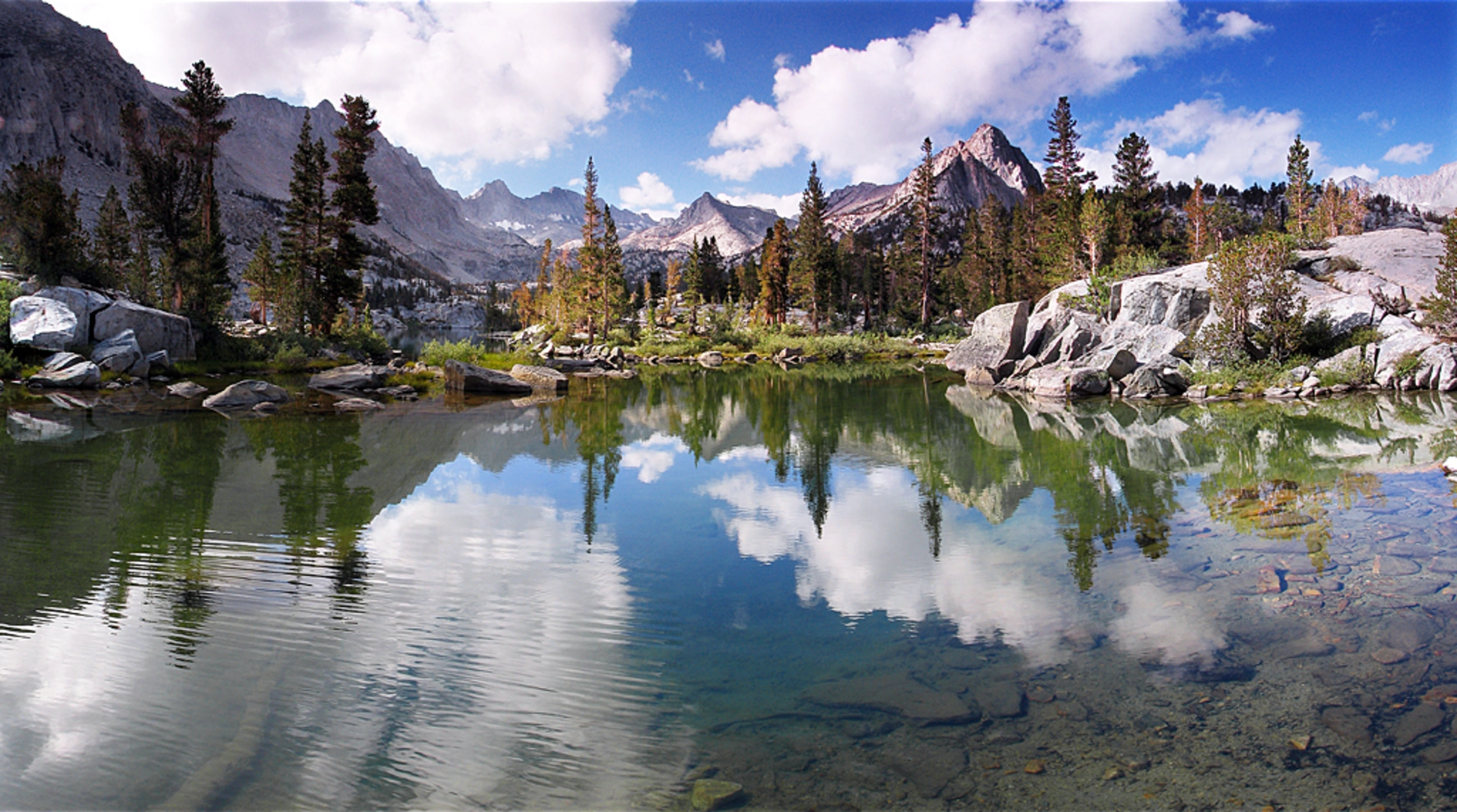 An image depicting the trail Blue Lake via Sabrina Basin Trail and its surrounding area.
