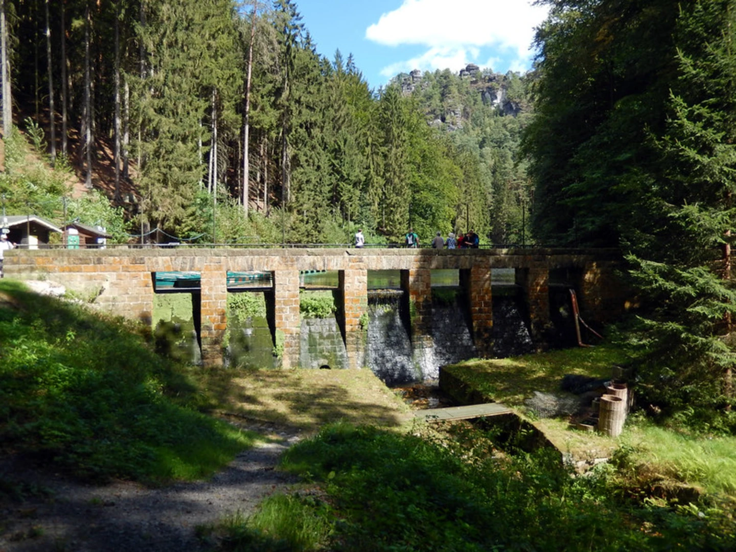 An image depicting the trail Amselsee via Gansweg, Schwedenlöcher and Basteiweg and its surrounding area.