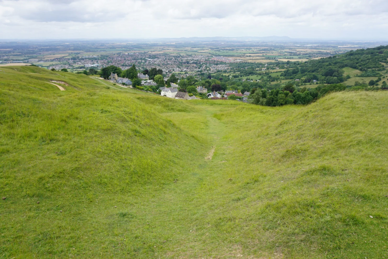 An image depicting the trail Cleeve Common - South Route 2 and its surrounding area.