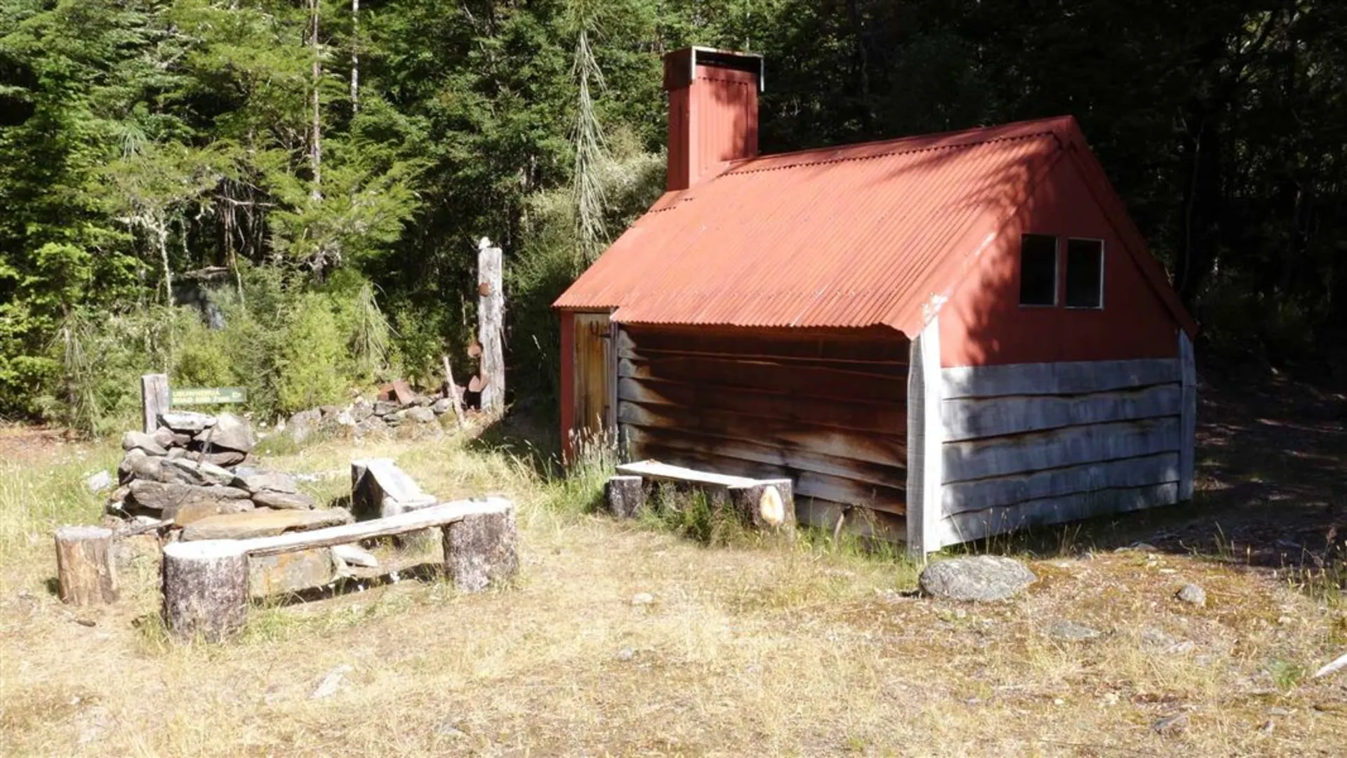 An image depicting the trail Anatoki Track - Road End Hut to Waingaro Forks Hut and its surrounding area.