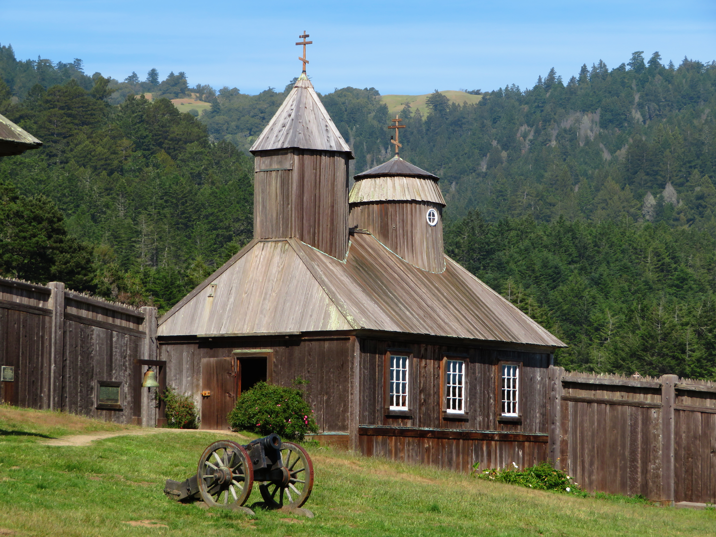 An image depicting the trail Fort Ross Walk and its surrounding area.