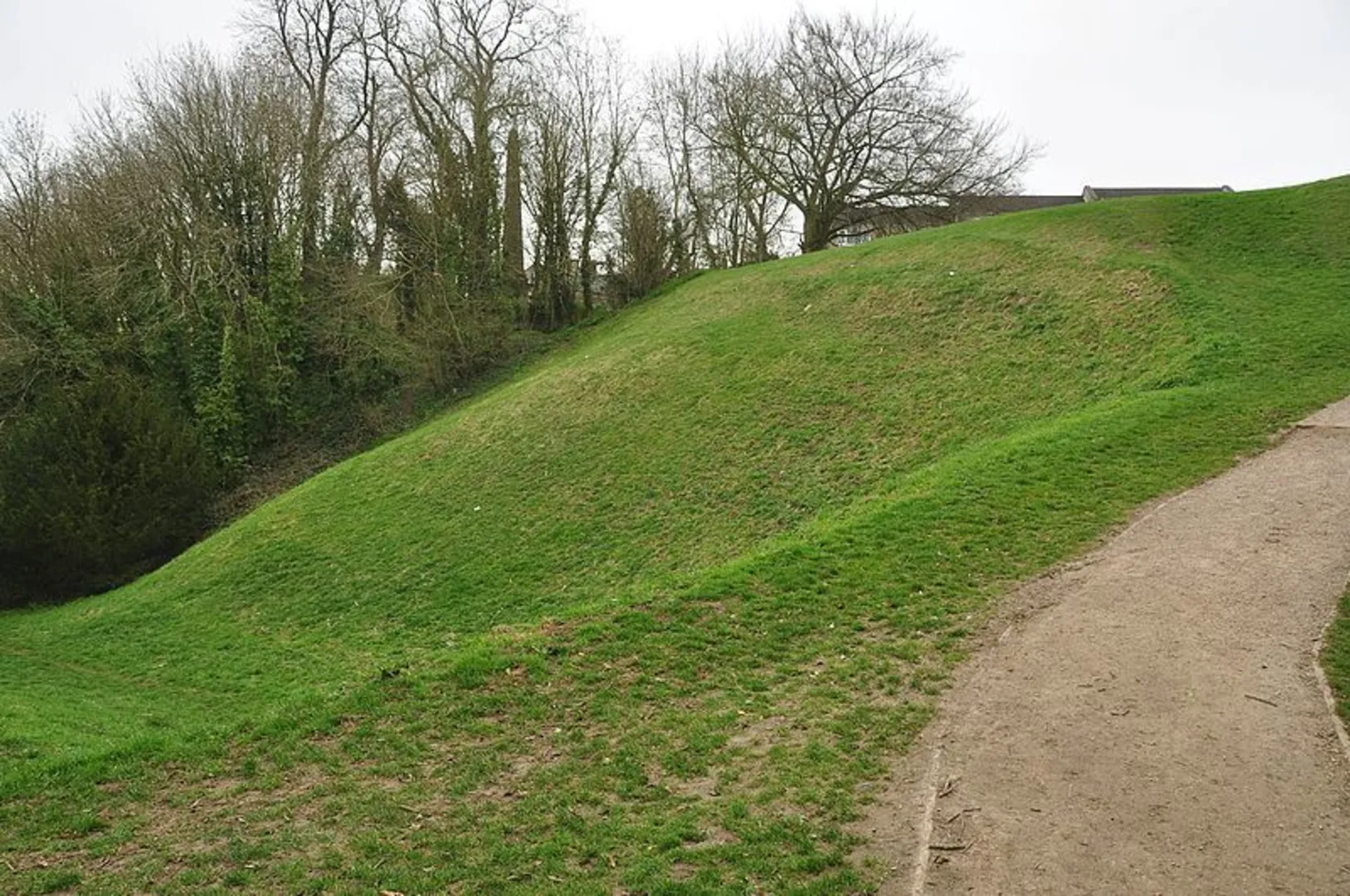 An image depicting the trail Thames Path via Monarch's Way and its surrounding area.