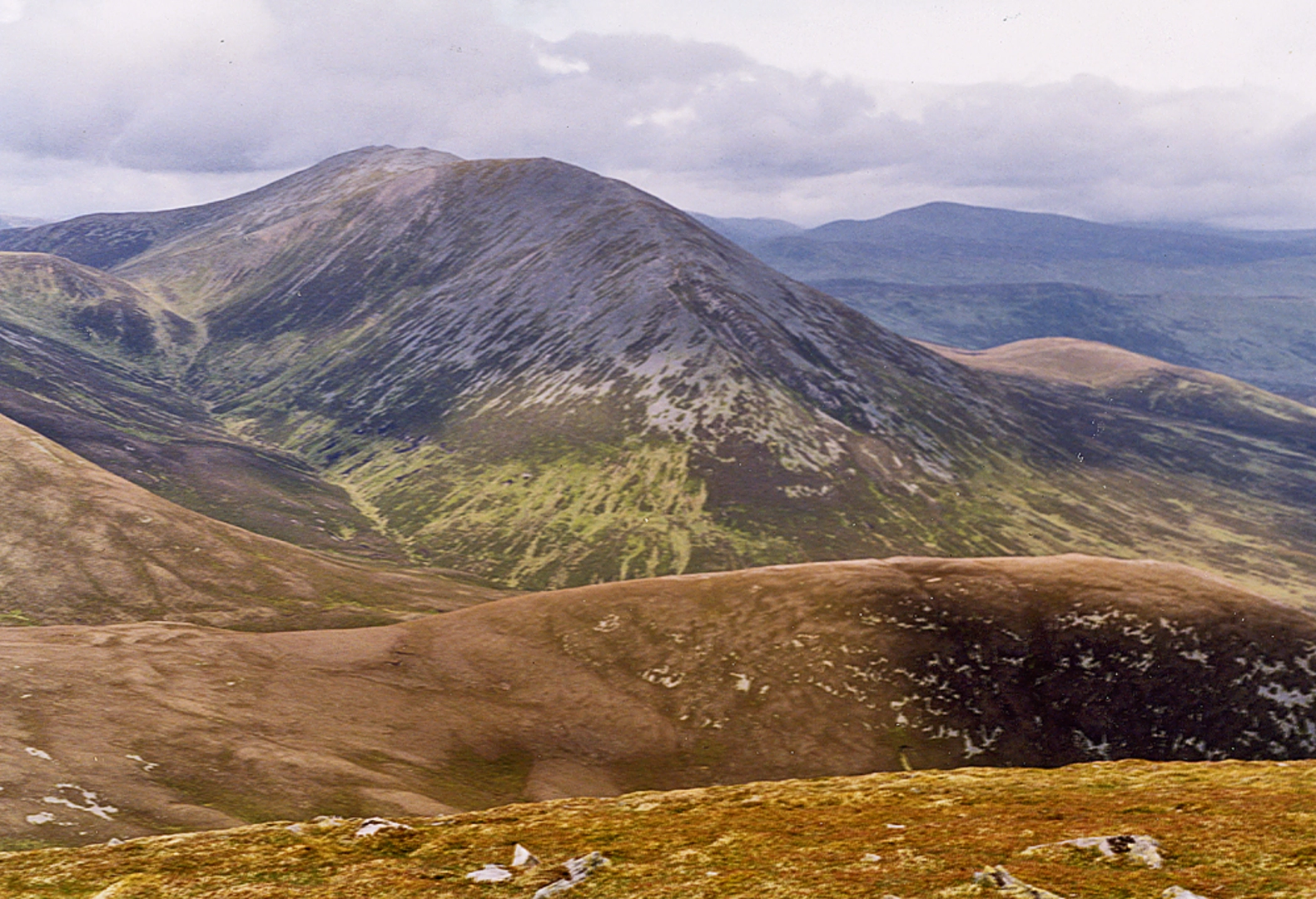 An image depicting the trail Càrn nan Gabhar and its surrounding area.