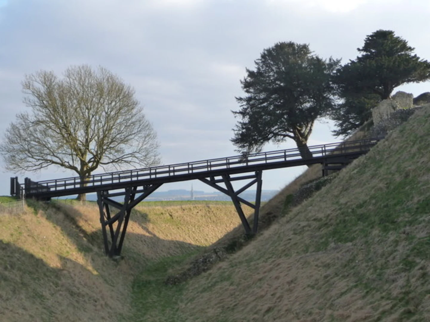 An image depicting the trail Old Sarum Castle Loop and its surrounding area.