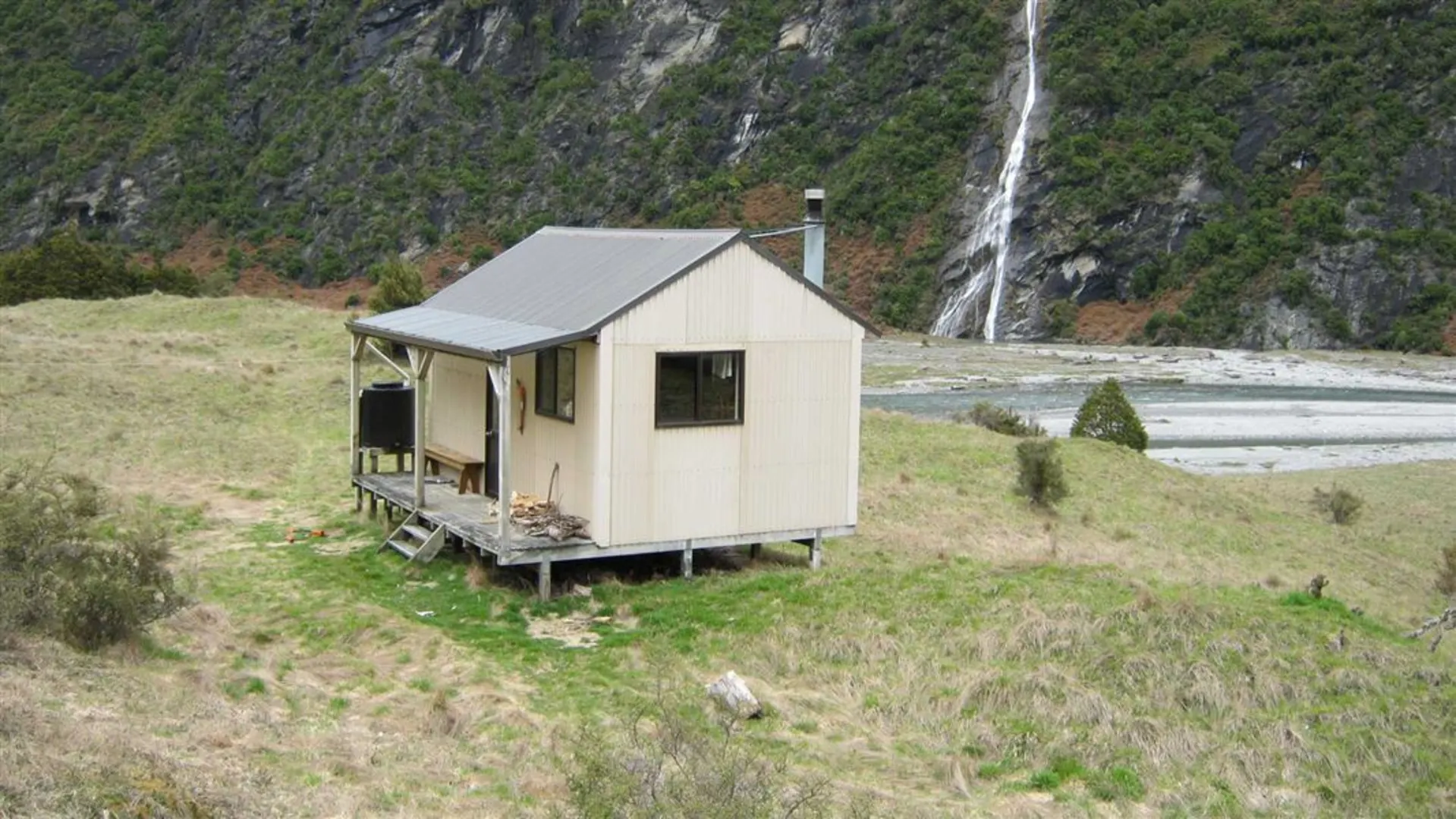 An image depicting the trail Albert Burn Hut Track and its surrounding area.