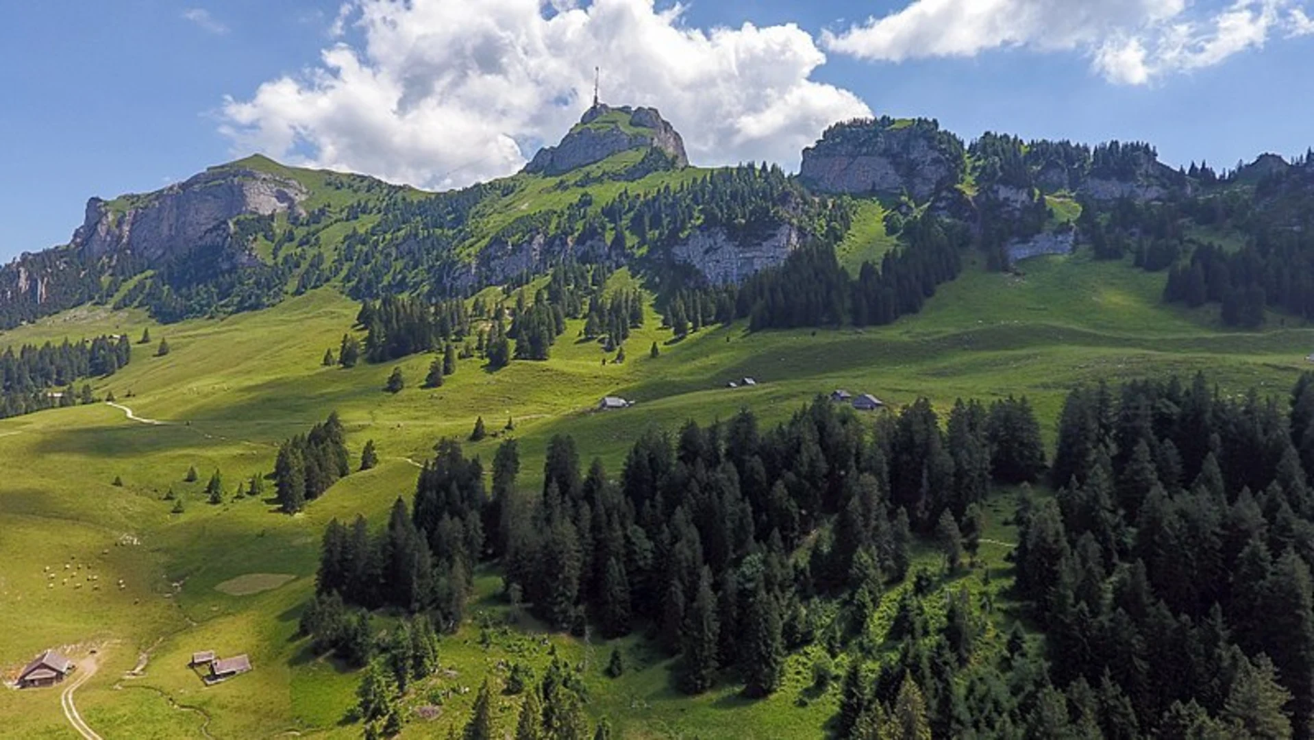An image depicting the trail Chlustobelweg and its surrounding area.