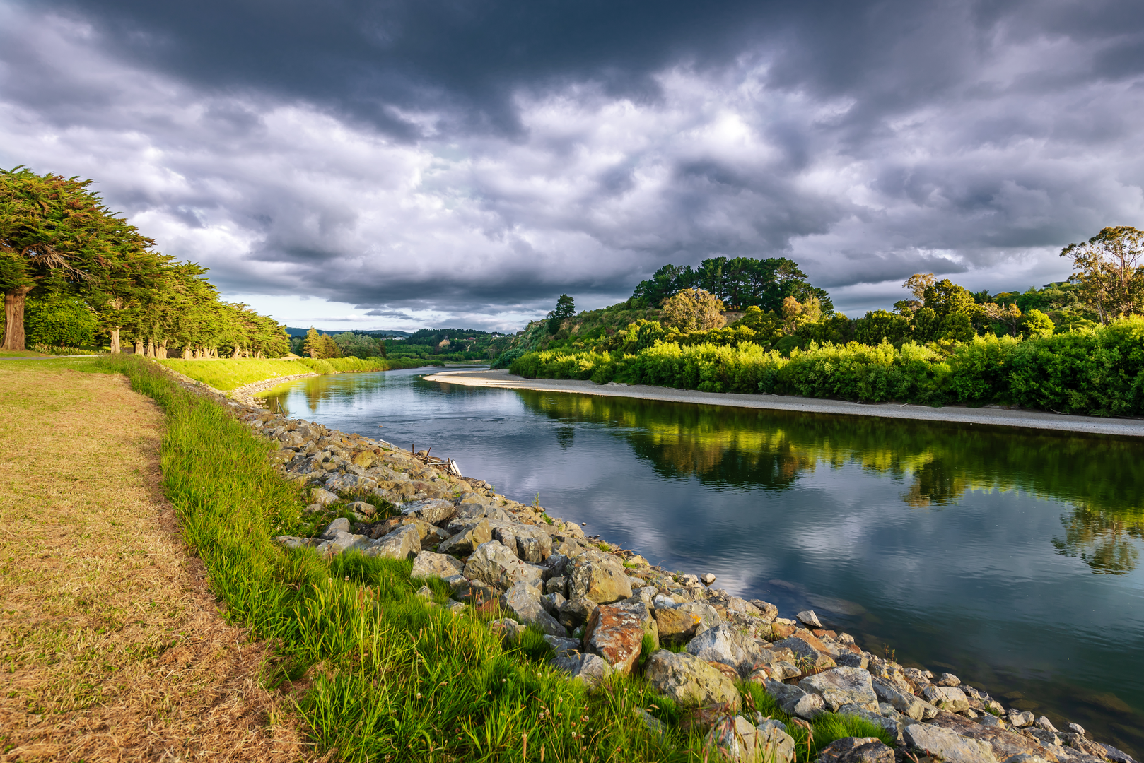 An image depicting the trail Manawatu River Track and its surrounding area.
