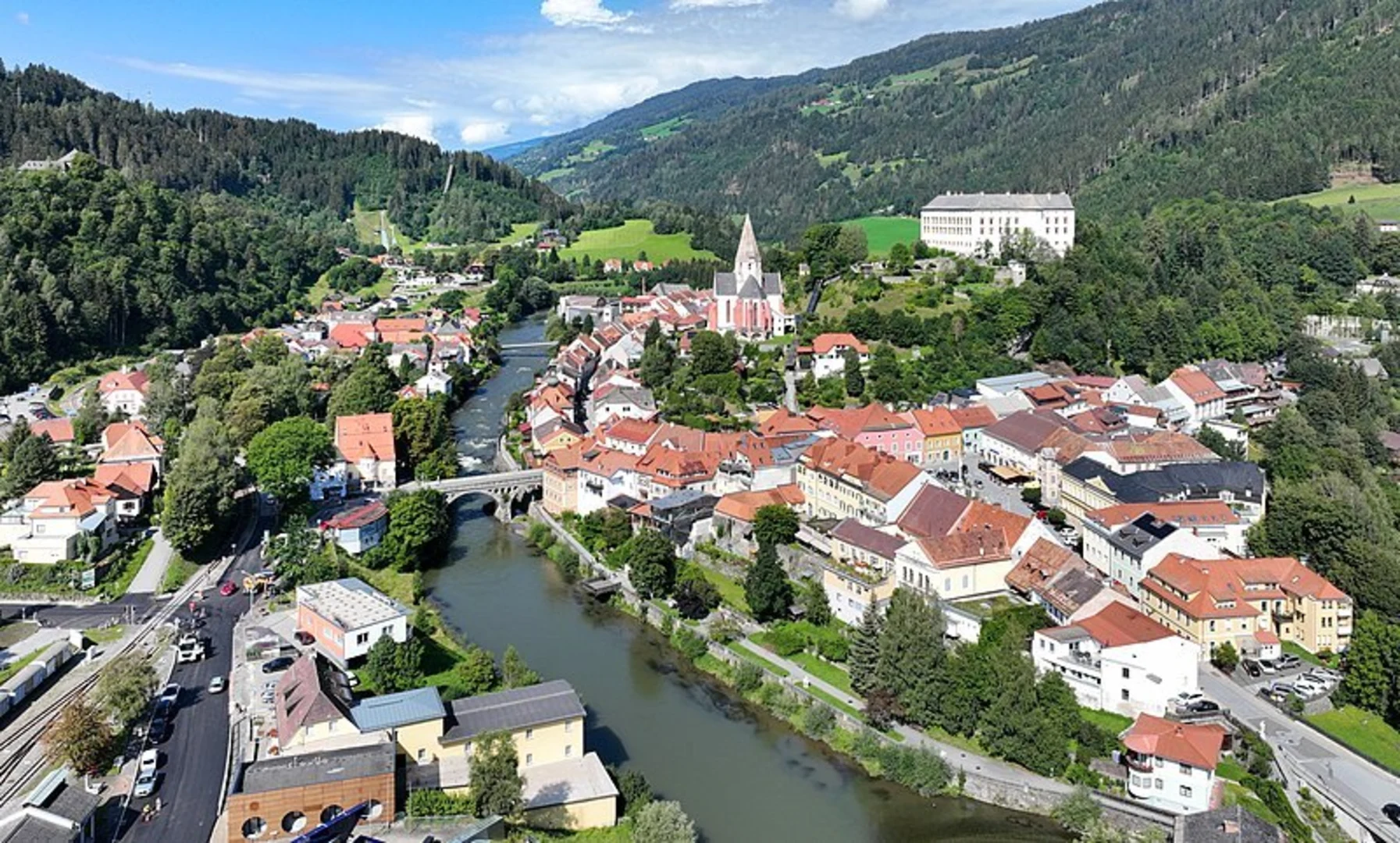 An image depicting the trail Frauenhainweg Trail via Murau and its surrounding area.