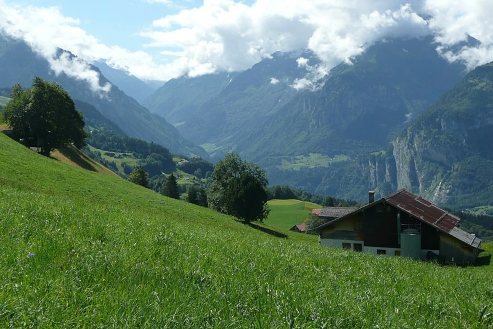 An image depicting the trail Bsangteflüo Circular Trail and its surrounding area.