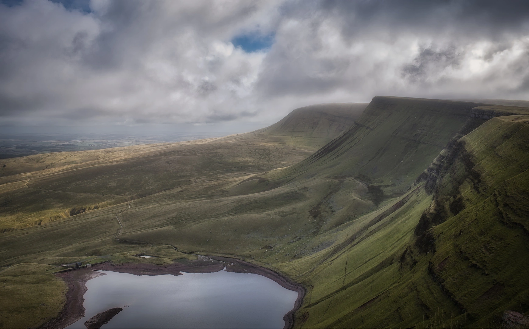 An image depicting the trail Bannau Brycheiniog National Park - Picws Du and Llyn y Fan Fawr and its surrounding area.