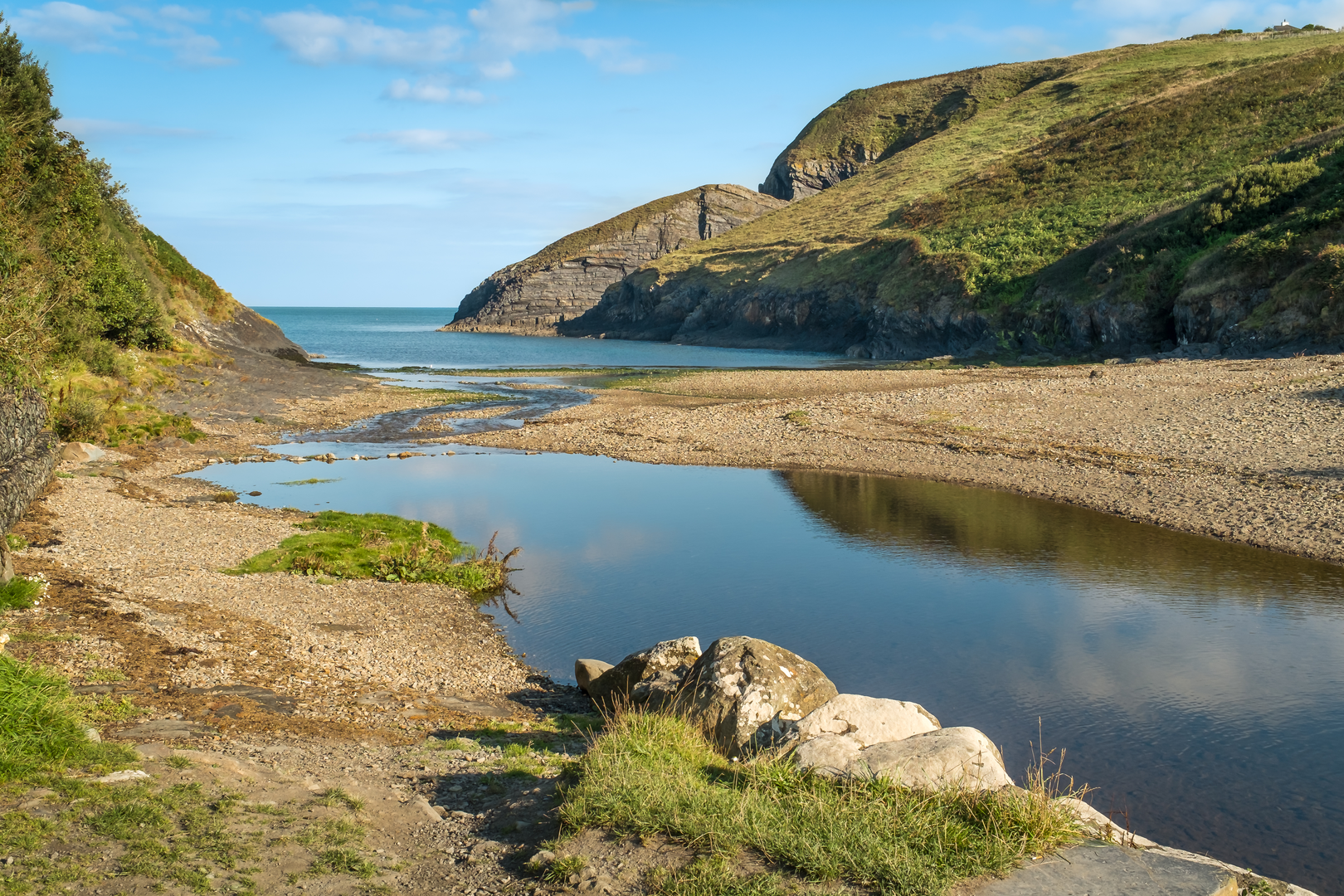 An image depicting the trail Ceibwr to Pwll y Wrach and its surrounding area.