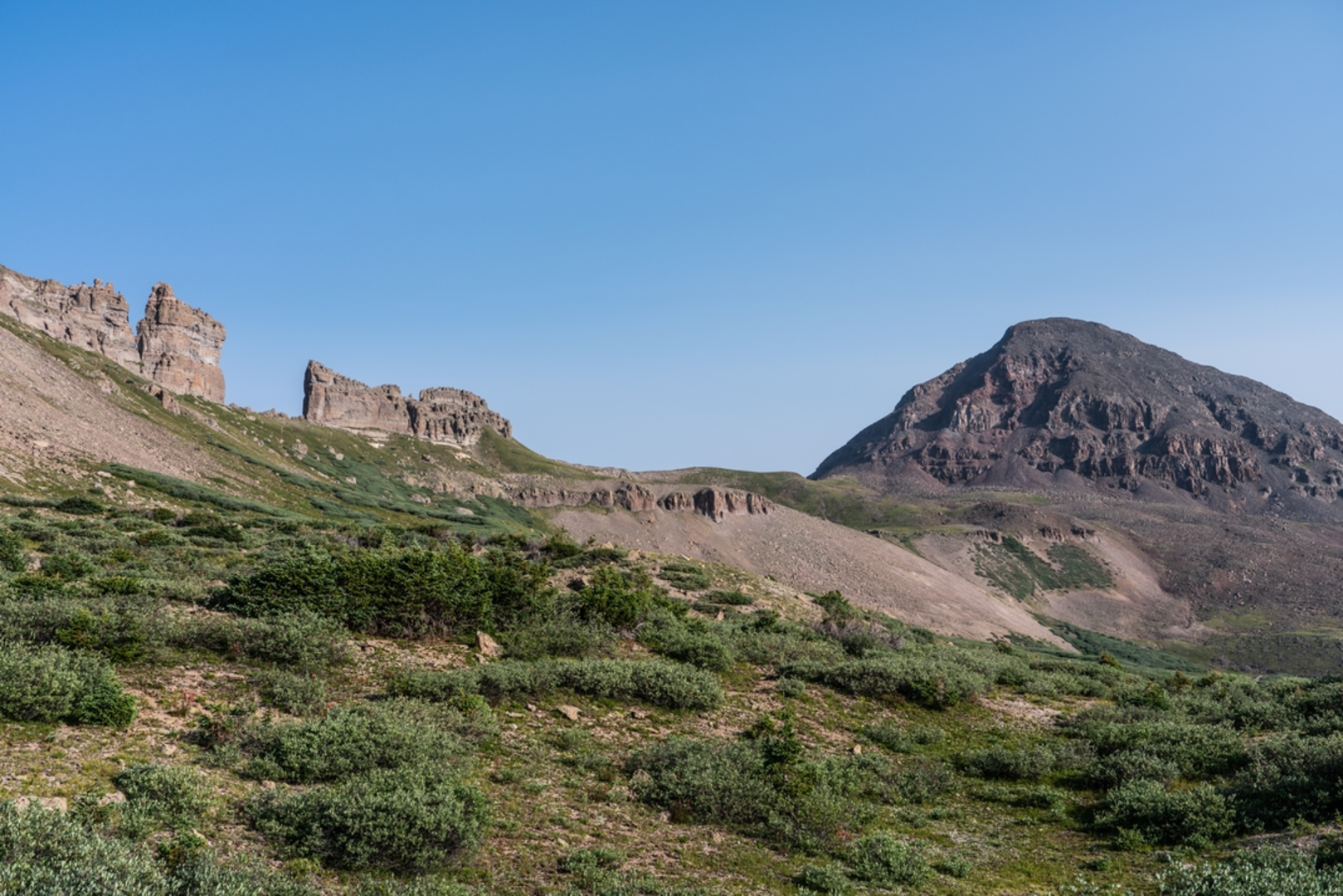 An image depicting the trail Skyline - Highline - Opal Lake Trail and its surrounding area.