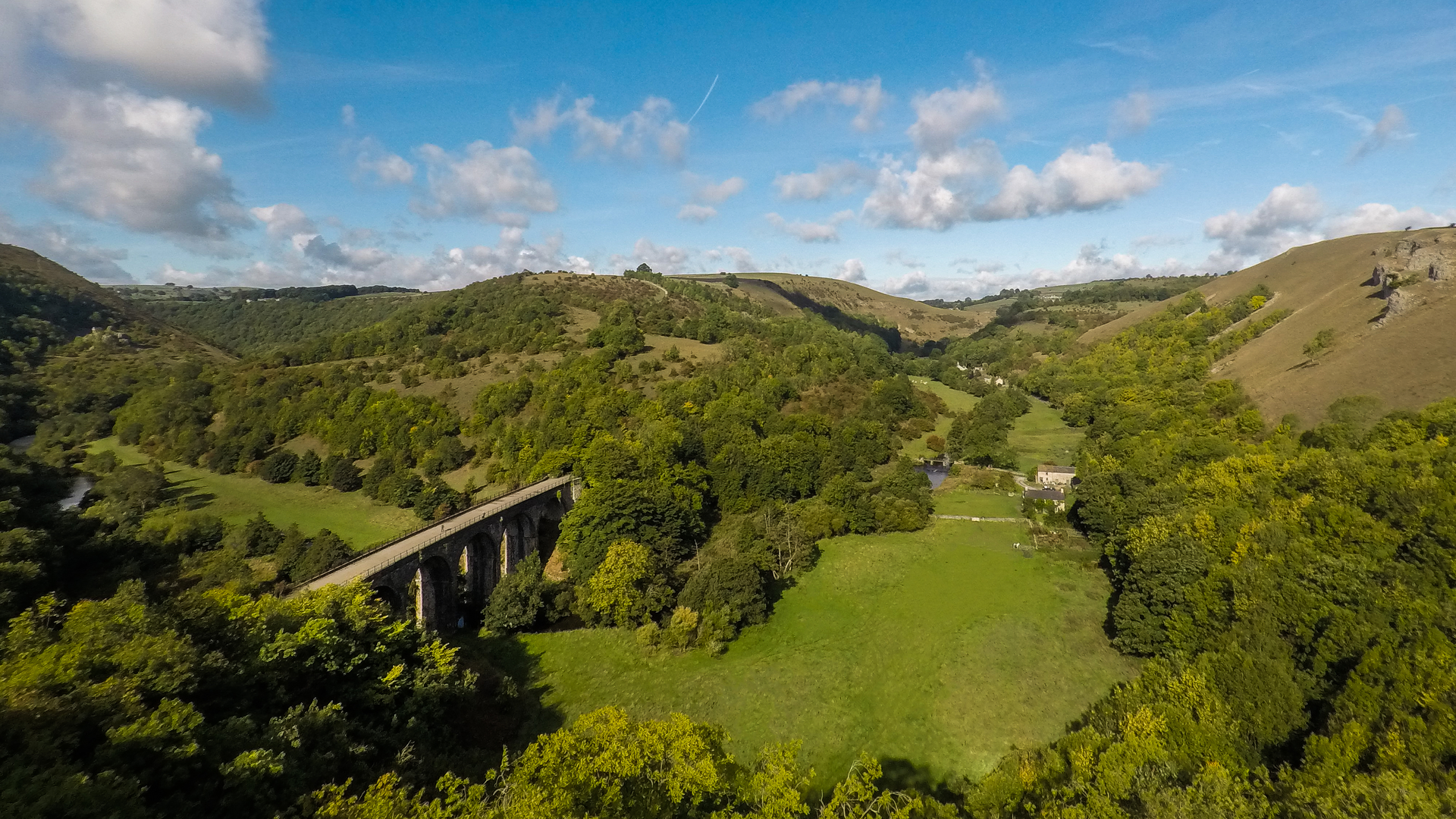 An image depicting the trail Bakewell - Edensor - Chatsworth Long Route and its surrounding area.