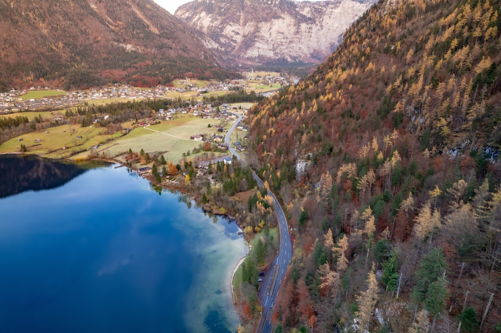 An image depicting the trail Theme Trail Obertraun and its surrounding area.