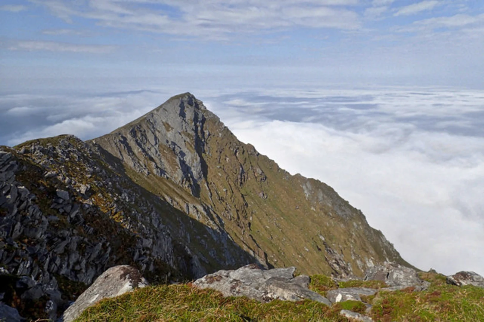 An image depicting the trail Croaghaun and Benmore Loop from Keem and its surrounding area.
